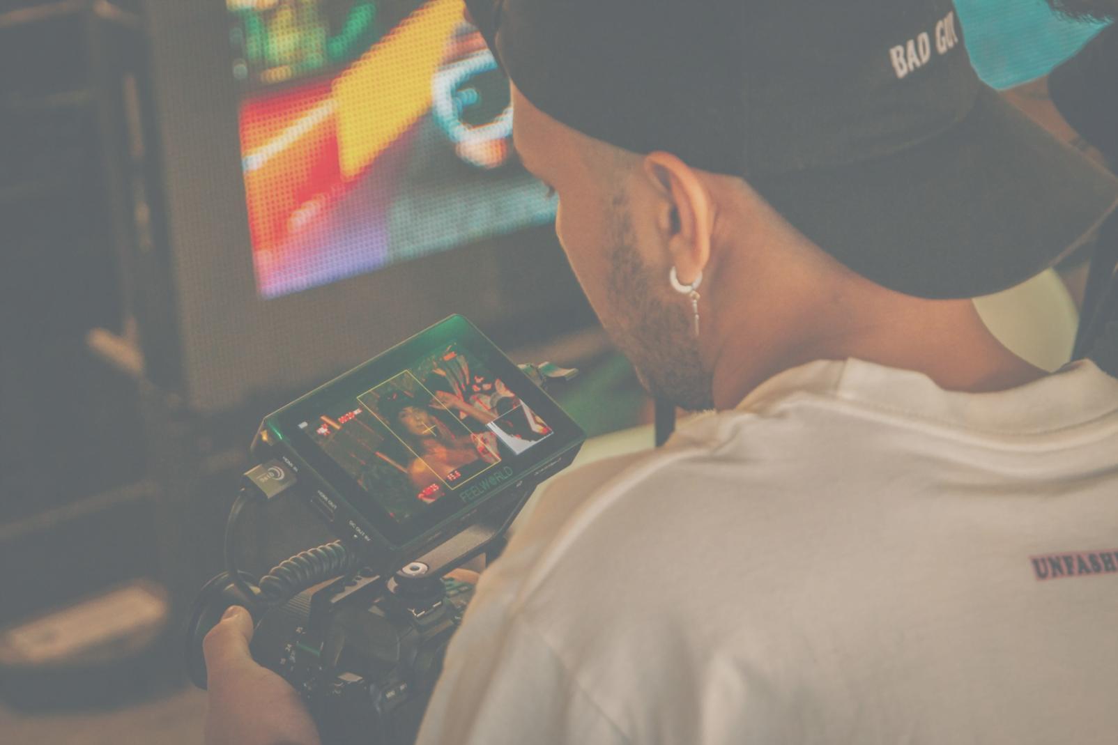 Professionelle Kameraausrüstung und Objektive auf einem Holztisch arrangiert